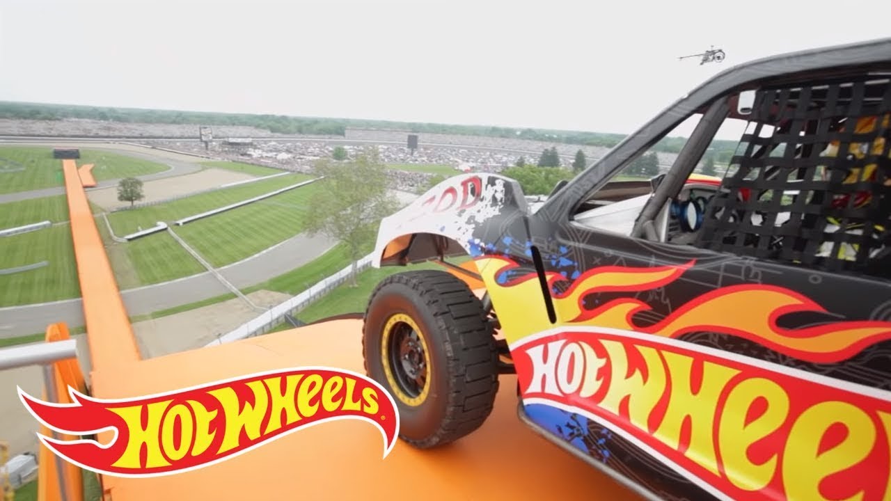 Team Hot Wheels The Yellow Drivers World Record Jump Tanner