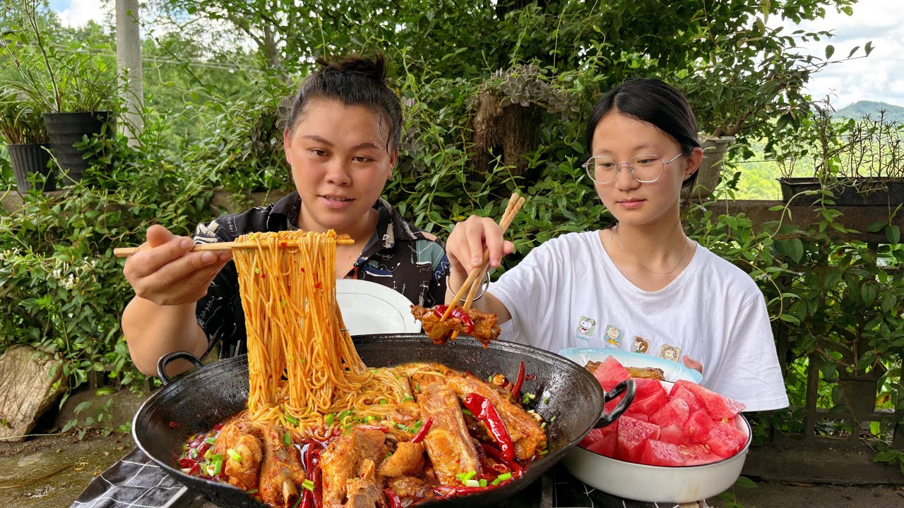 今天炖一锅香辣排骨，配着米粉太好吃了 A pot of spicy pork ribs. It's delicious with Rice noodles