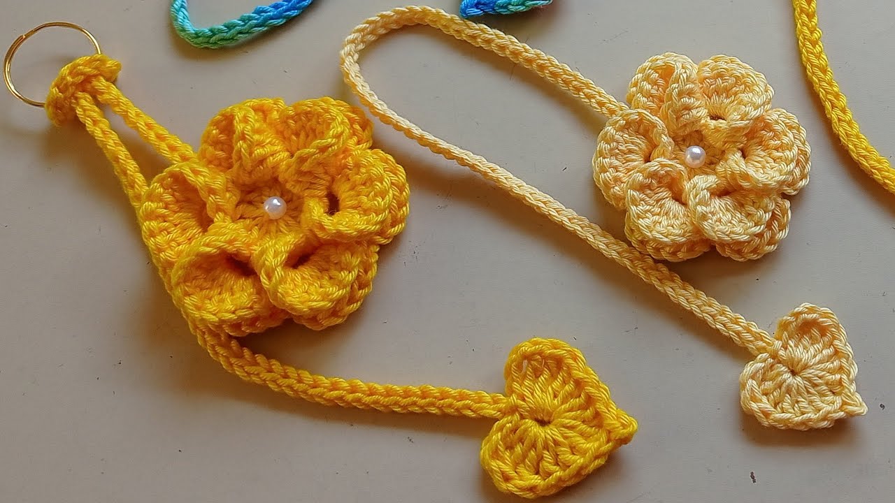 CHAVEIRO FLOR CARACOL MARCA PÁGINA EM CROCHÊ