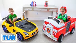 Vlad ve Nikita yeni evlerindeki oyuncak arabalarını gösteriyorlar Resimi