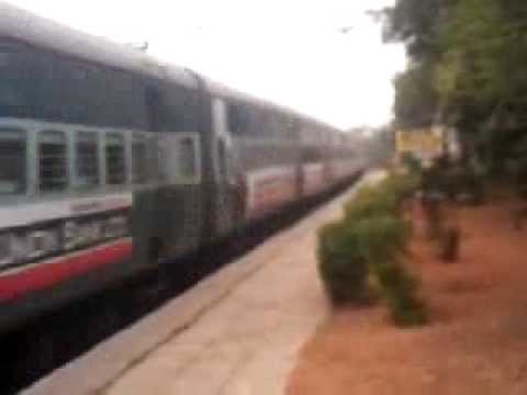 Vaigai Trashing Mahal 22624 Exp at VadaMadurai near Diddigul
