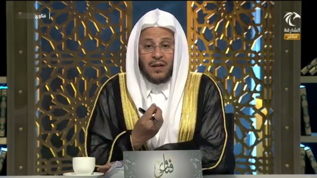 هل للمرأة أن تمسح على جوربها وتصلي بها إن اضطرت للبسها عند الخروج من المنزل؟