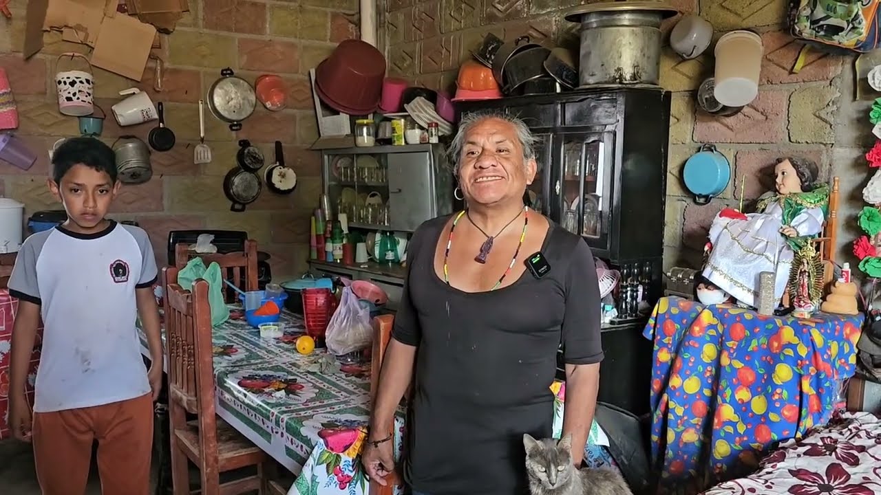 Se quedo sola y estas personas la ayudaron con un techo / Jorge Lukas 