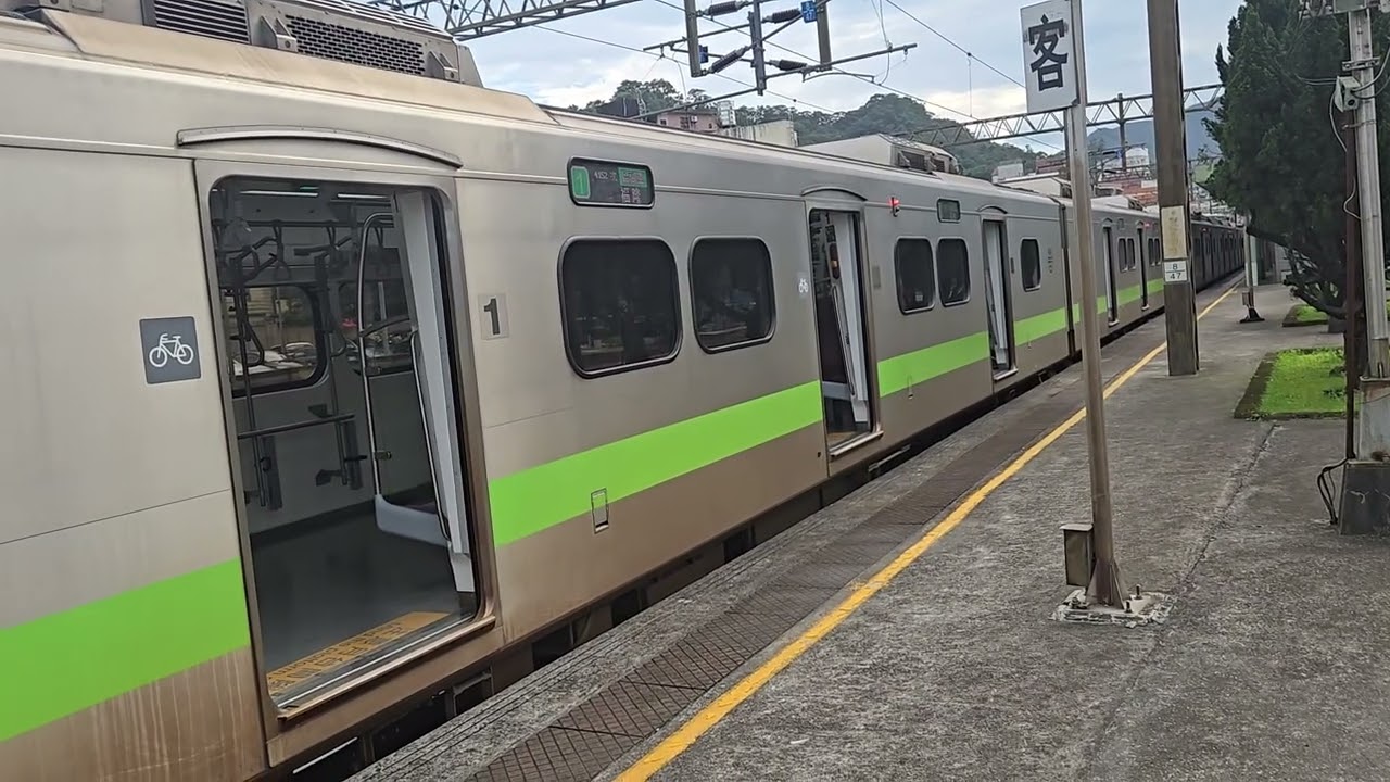 4013次花蓮發車經由北迴線開往北湖的EMU700型八輛二編組EMU726+EMU725阿福號區間快車，和4152次楊梅發車經由宜蘭線開往福隆的銀綠色微笑號EMU900型十輛一編組EMU913區間車