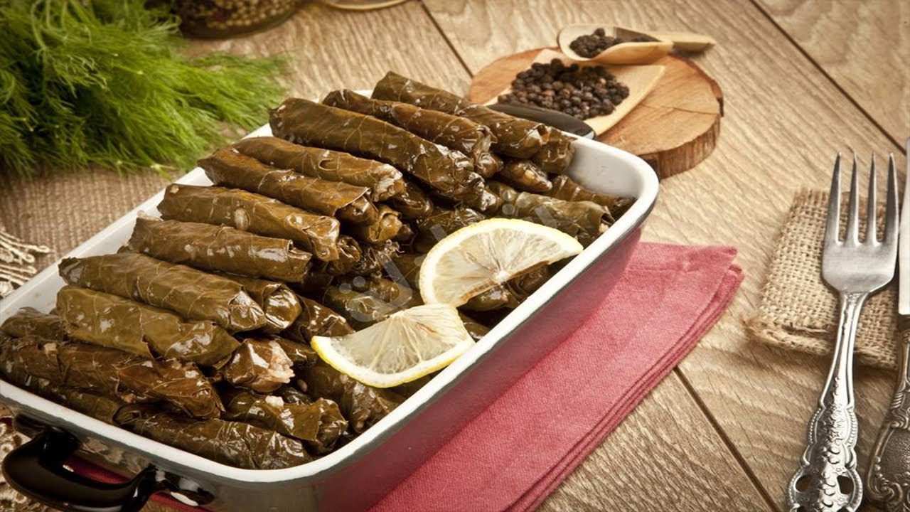 جربي محشي ورق العنب والفلفل الرومي بالطريقة دي على الفطار النهاردة.. هتاكلي صوابعك وراه!!