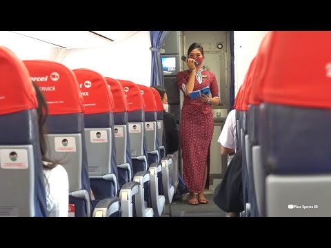 Pramugari Cantik Lion Air Membacakan Announcement dan Peragaan Keselamatan Penerbangan dalam Pesawat