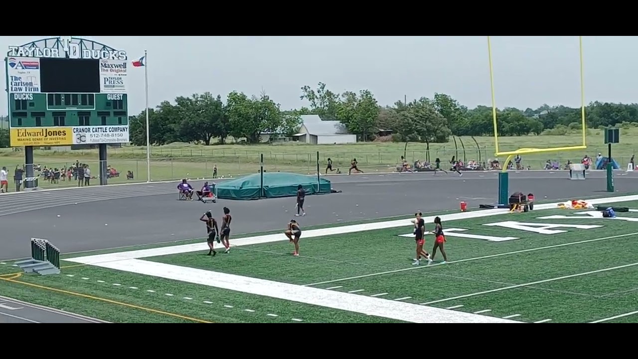 Mikayla Shearin running G1314 in the 200m dash at Clash of Texas Track