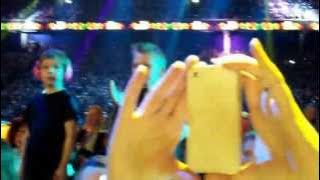 Melodifestivalen 2013 - The kids in the crowd watching Copacabanana