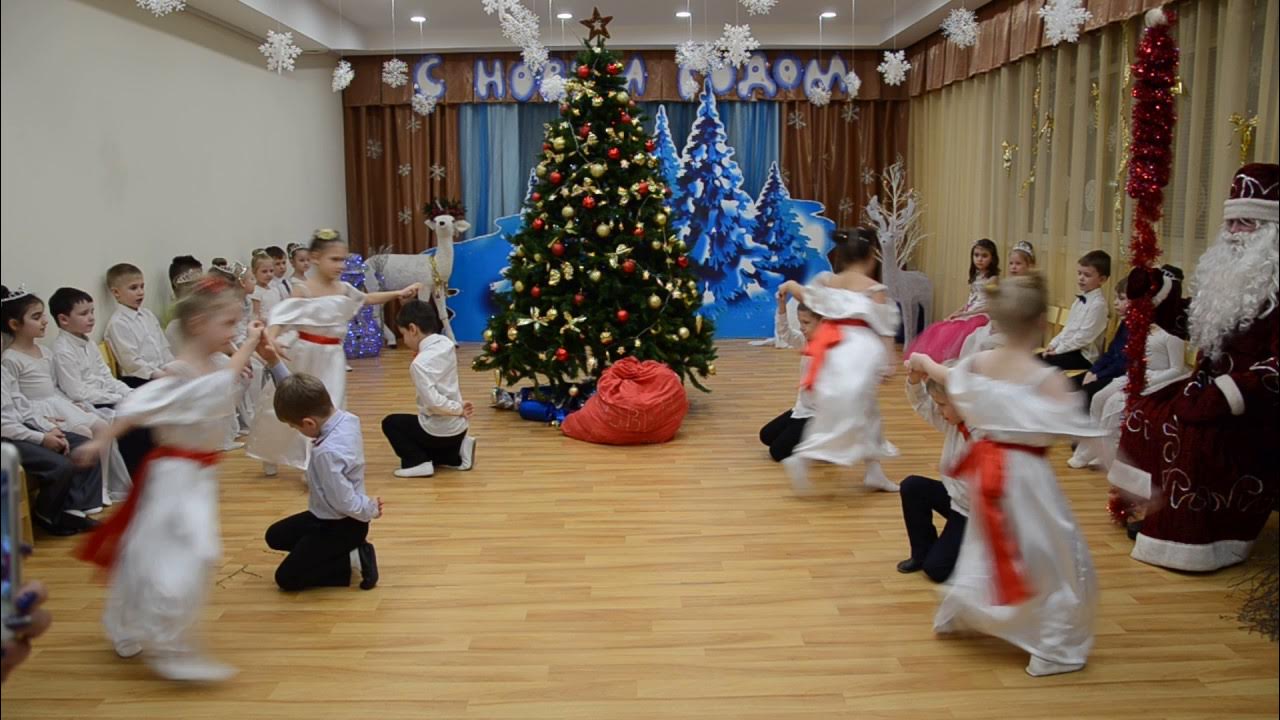 Выпускной вальс в детском саду в подготовительной. Новогодние танцы для подготовительной группы. Новогодние танцы для детей в подготовительной группе. Танец мальчиков на новый год подготовительная группа. Танец на НГ В детском саду подготовительная группа.