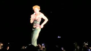 Madonna shows her ass in Kiev (4.8.2012) Madonna Poposunu Açıyor