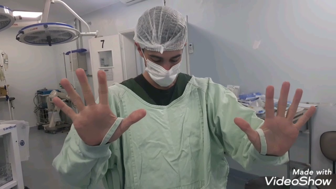 Como vestir o avental cirúrgico