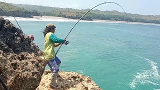 MANCING IKAN yang lebih BESAR DARI TEBING TINGGI rock fishing