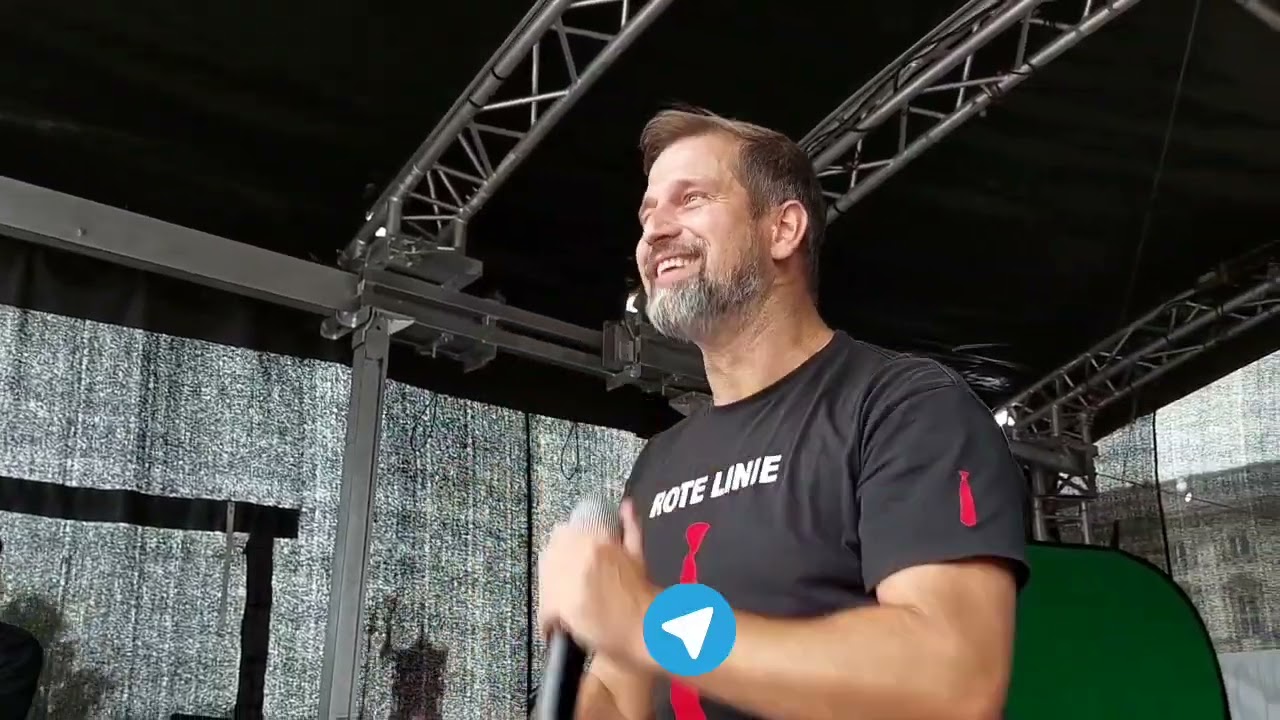 ROTE LINIE LIVE IN BERLIN BJÖRN BANANE