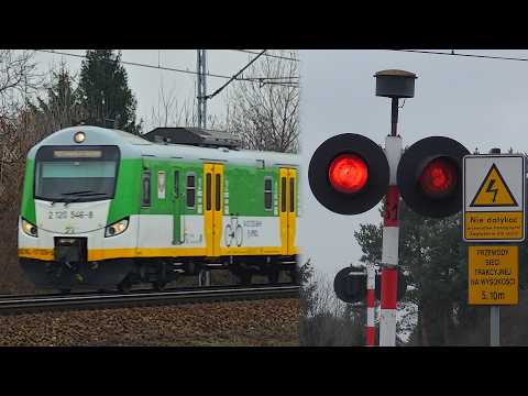 2 Pociągi na Przejeździe Kolejowym na ul. Bukowieckiej w Warszawie | Polish railroad crossing