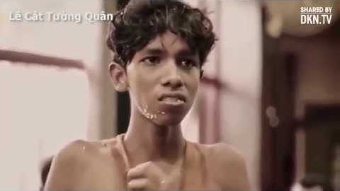 Hành động của cậu bé mồ côi khiến chủ quán ân hận - Clip cảm động muốn khóc