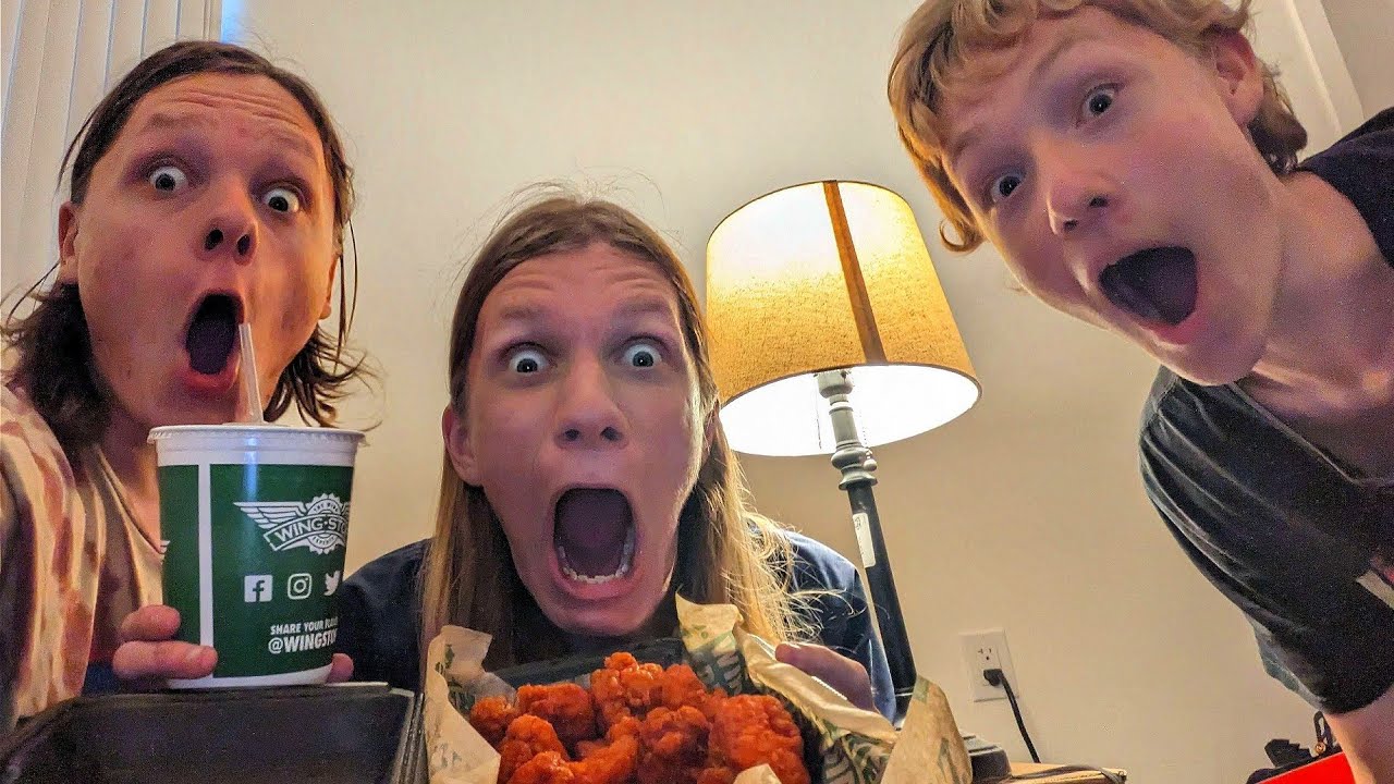 Food Review: Eating Wing Stop for the first time! (Mild 10pc) - YouTube