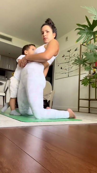 Breastfeeding yoga mama and toddler 💪🏼❤️ #shorts #momlife #love #shortvideo #yoga #breastfeeding