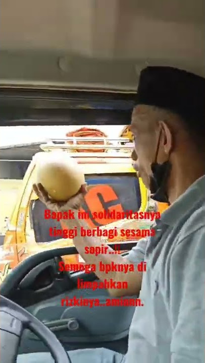 Sang Sopir Truck Seorang Bapk Bapak Berbagi Melon Sesama Sopir Truck