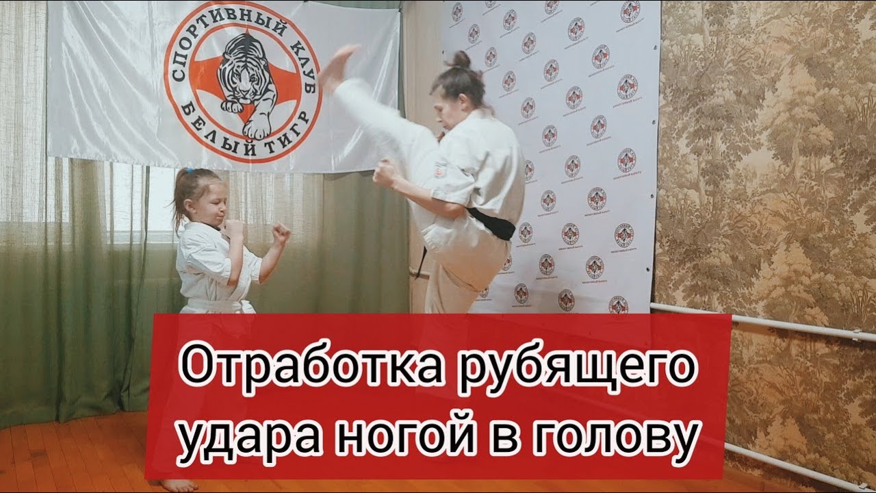 Девушка закрывает багажник ногой