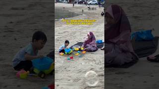 Happy Betul Budak Ni Main Pasir Dengan Mainan Pantai Ni. Link Shopee Ada Di Pin Comment