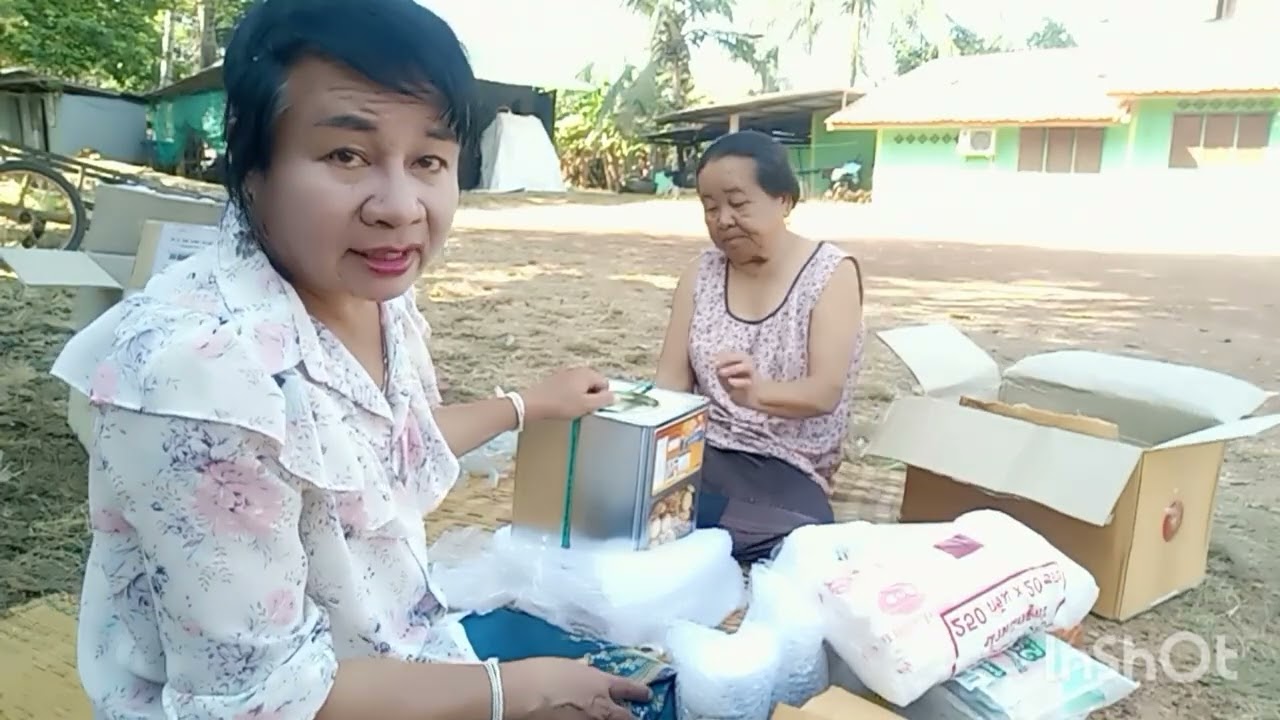 ได้รับของฝากจากผู้ใหญ่ใจดีก็คึน้องสาวเชอรื่จ่าทุก