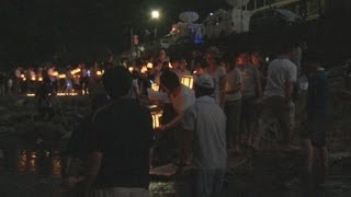 墜落現場の麓で灯籠流し 日航機事故の遺族ら