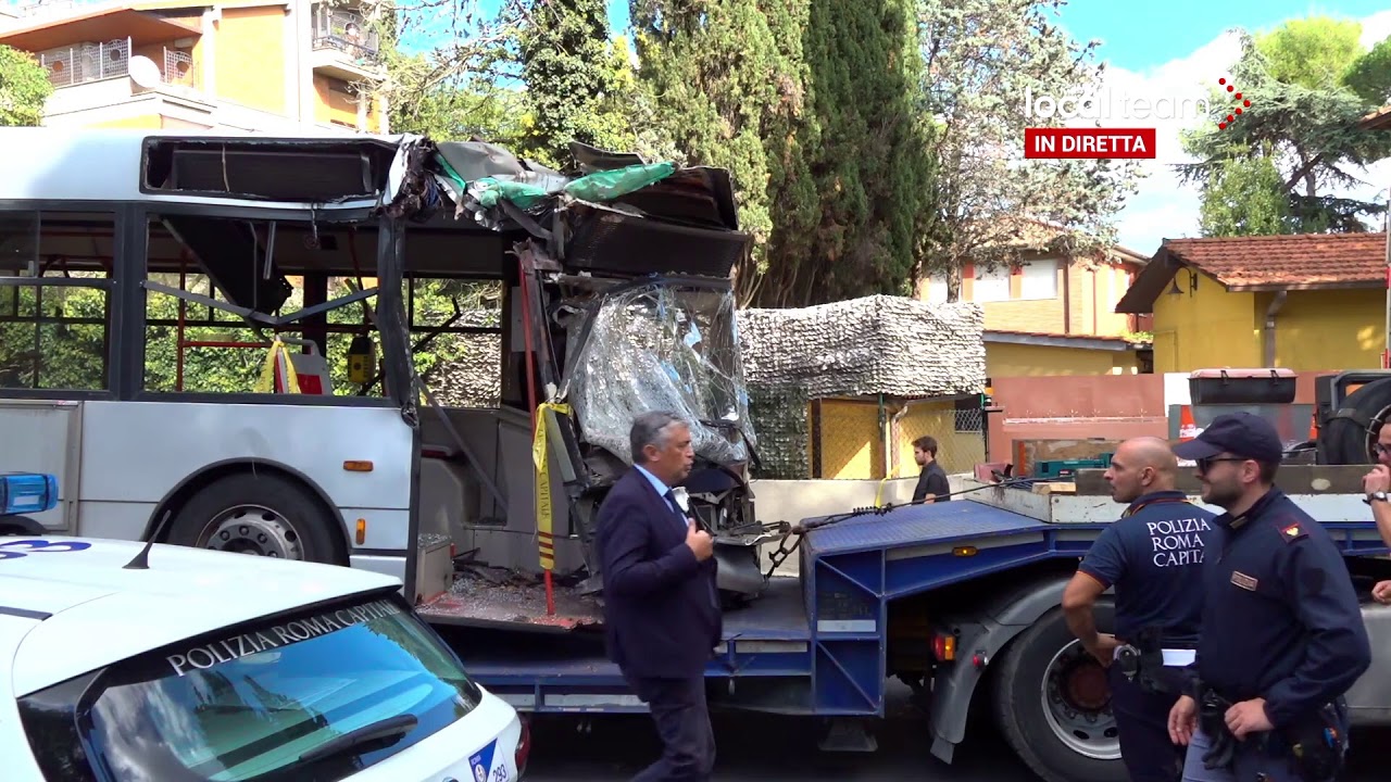 LIVE Roma, autobus contro albero in via Cassia: feriti