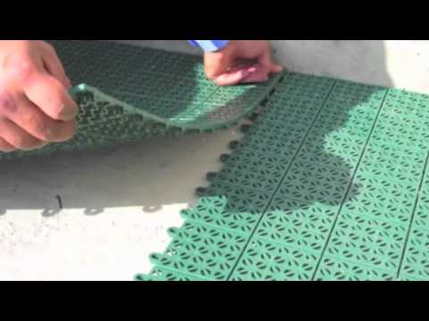 Piastrella in plastica flessibile e drenante per giardino youtube Pavimento plastica giardino