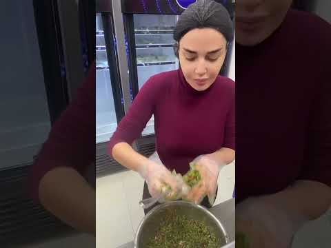 سيرين عبدالنور تشارك جمهورها فيديو أثناء تحضير التبولة في إحدى المطاعم 