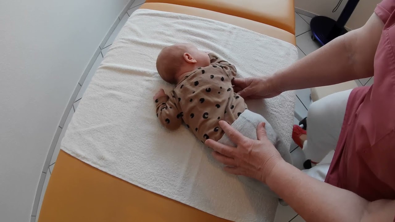 Babyhandling von Geburt an, Teil 1: wie man ein Baby richtig lagert, hebt und dreht. - YouTube