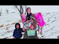 Fatemeh cherche un abri dans la neige et le blizzard quand soudain shahin