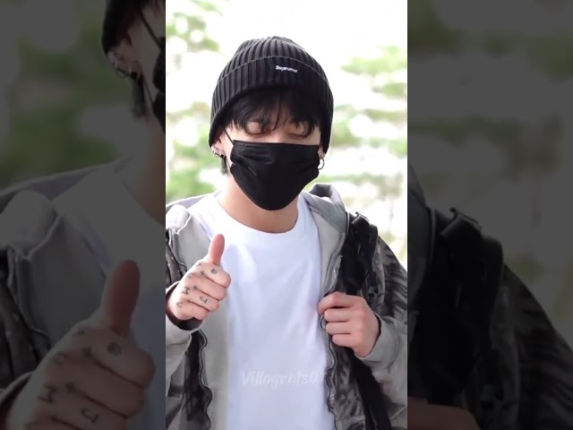 Jungkook di bandara Incheon 21-09-2023 btw matanya masih ngantuk🤭🐰#fyp #jungkook #bts class=