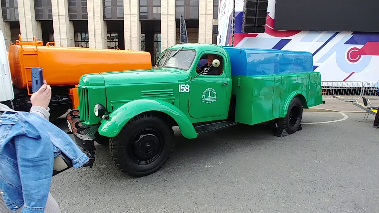Выставка городской техники на проспекте Академика Сахарова в Москве ...