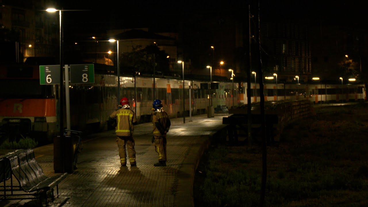 Explosió i incendi a l’estació de Tortosa per la caiguda de la catenària sobre un tren