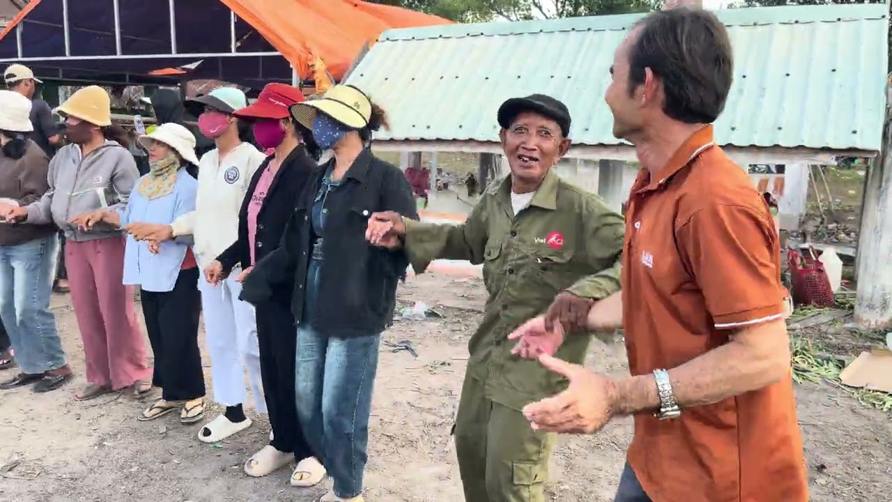 Đội hình múa xoang chuyên nghiệp tại lễ bỏ mả ở buôn Ia Rnho xã Phú túc tỉnh Gia Lai 