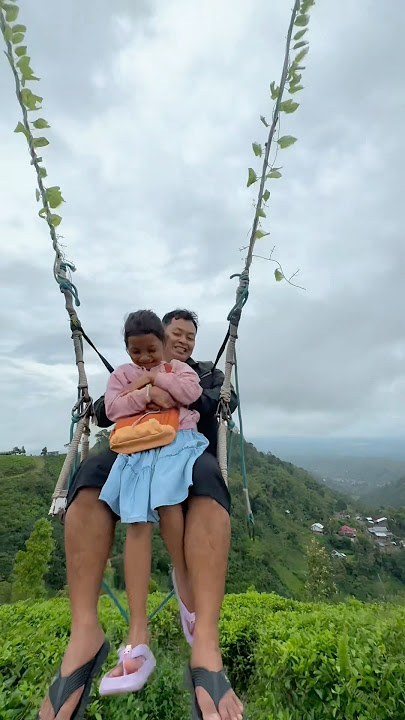 Bocil naik ayunan diatas gunung #bocil #ayunan #swing #shorts