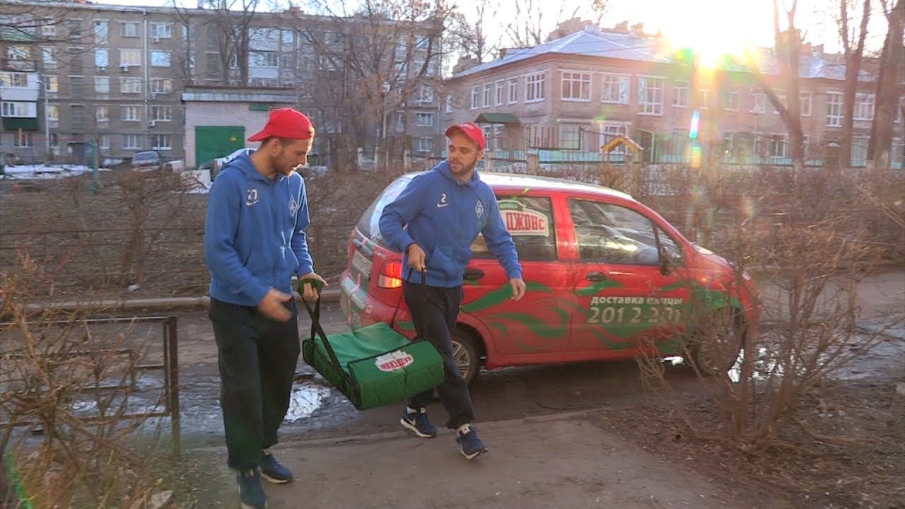 Игроки «Крыльев» доставили пиццу «Папа Джонс» болельщикам - YouTube