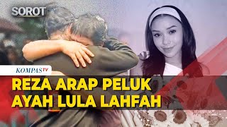 Reza Arap Peluk Ayah Lula Lahfah Saat Pemakaman