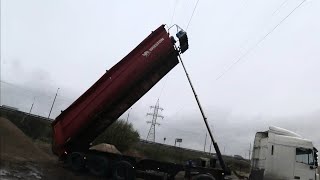 Разгрузка тонара под проводами высоковольтными,у нас стальные яйца))