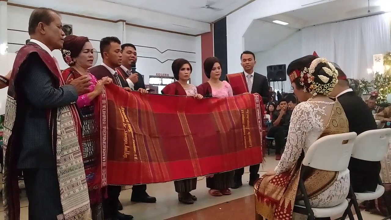 Ulos Hela kain yg diberikan oleh org tua perempuan kepada sang menantu
