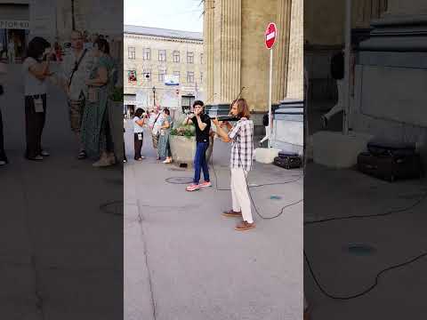 ПИТЕР🎉Уличные музыканты💥Скрипачи виртуозы в Арке Казанского собора🔥#music #shorts