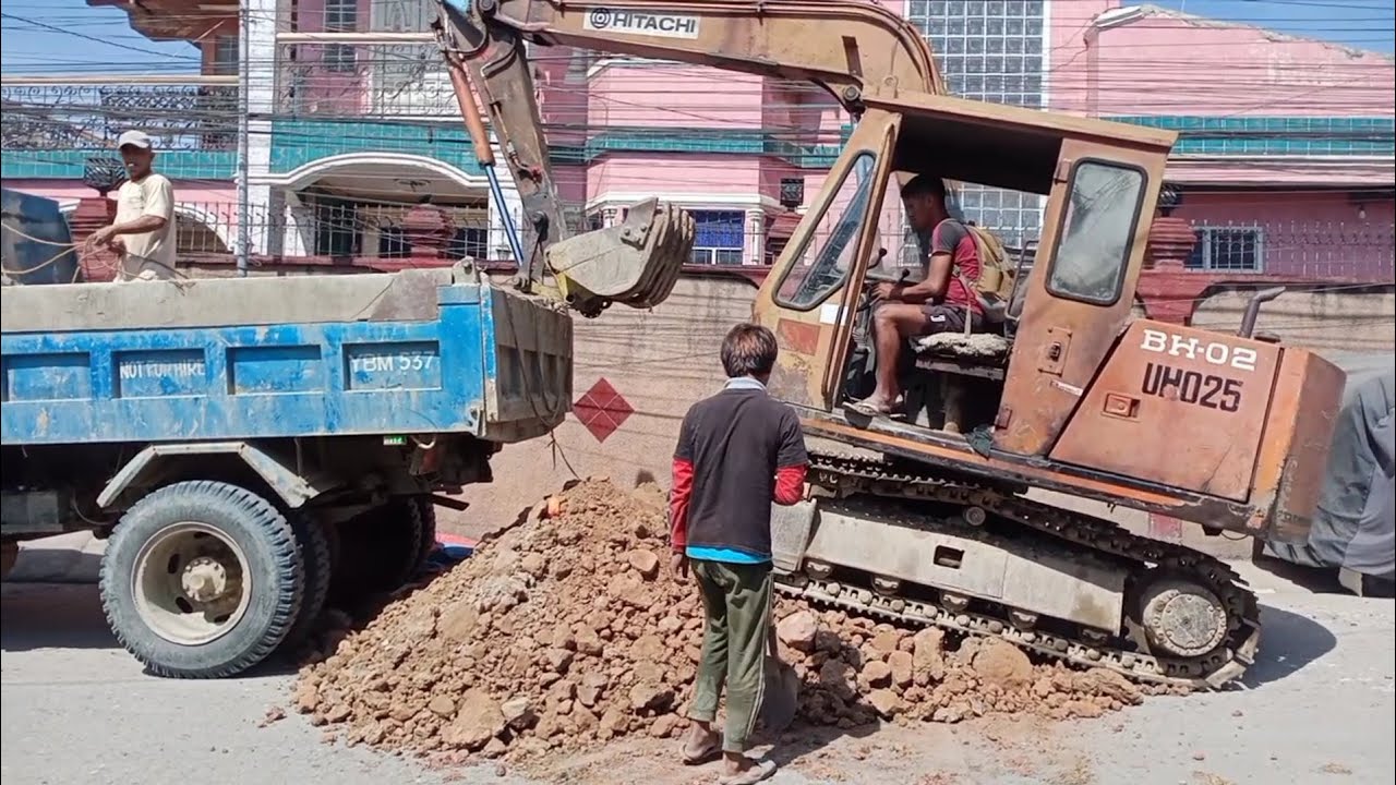 PAANO IAKYAT SA TRACK ANG BACKHOE NA HINDI GINAGAMITAN NG HAGDAN backhoe excavator YouTube