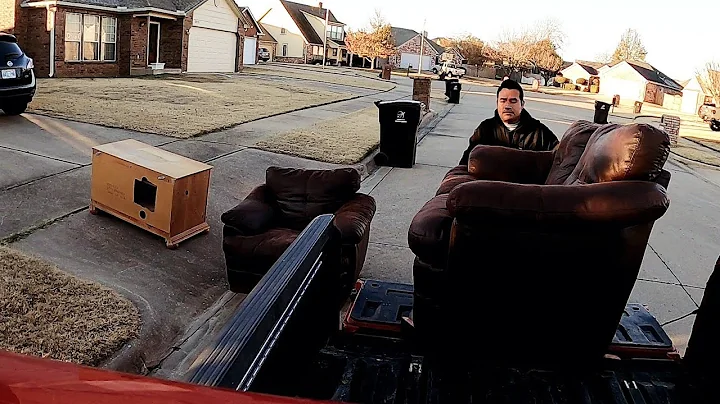 Increible lo que tiran en USA mueble y sofa buenes...