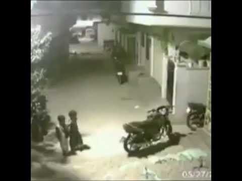 طفل يدافع عن اخته من توحش الكلاب في شارع مهجور شاهد وسجل حضورك