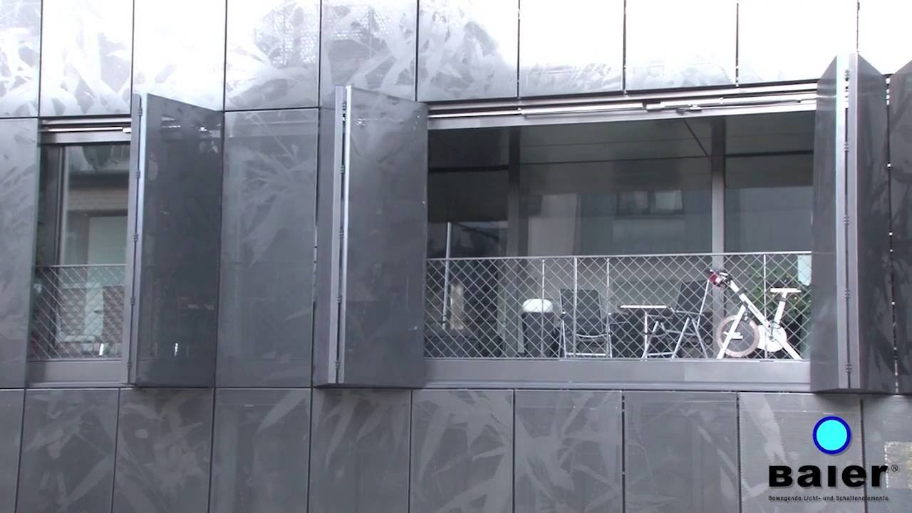 Schiebefaltladen mit einheitlichem Fassadenbild und floralem Muster