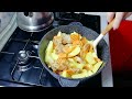 Картошка с мясом и овощами в одной ёмкости.