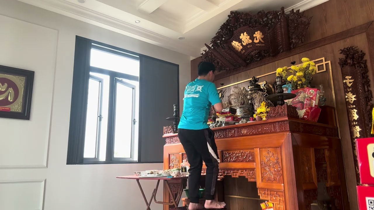 A Páo thắp hương rằm báo cáo gia tiên Bắc Quang