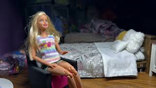 Doll goes to bed (stop motion)