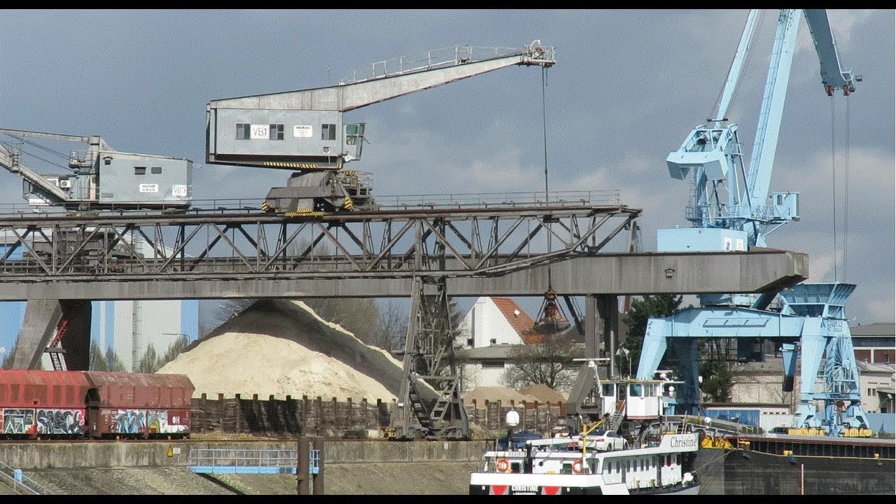 Schiff beladen mit alten Hafenkranen