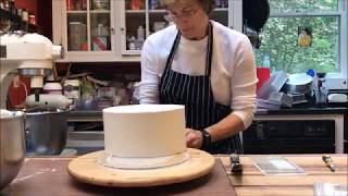 How To Get a Perfectly Straight Cake Using Acrylic Discs - Topless